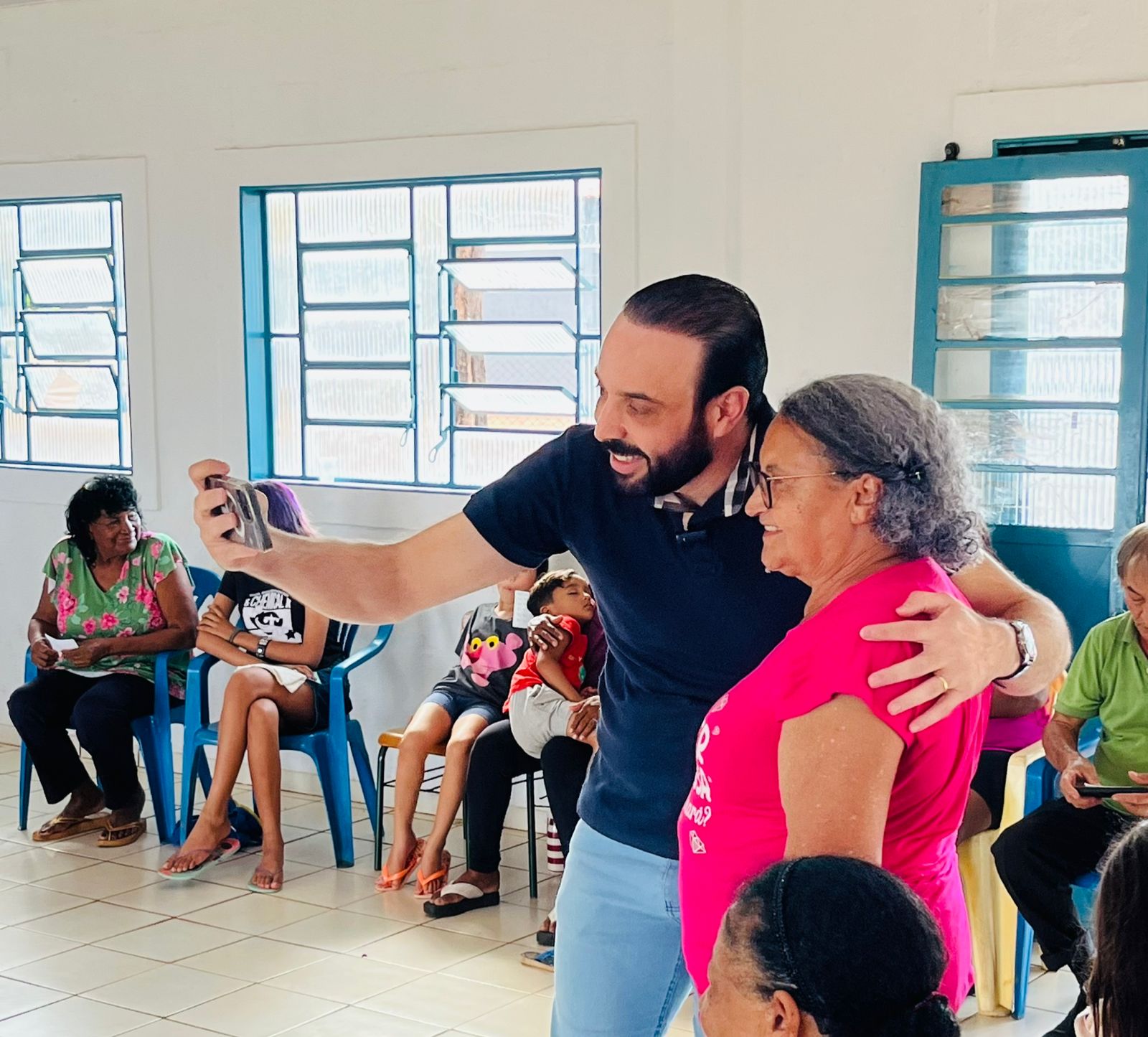 Professor Juari visitando horta comunitária