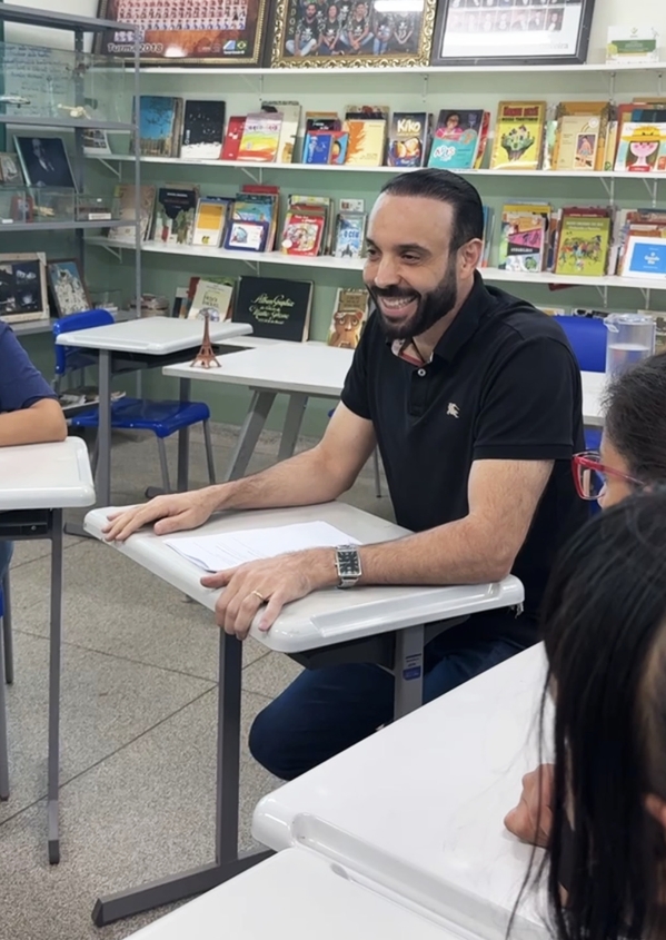 Professor Juari sorrindo em encontro com a comunidade escolar